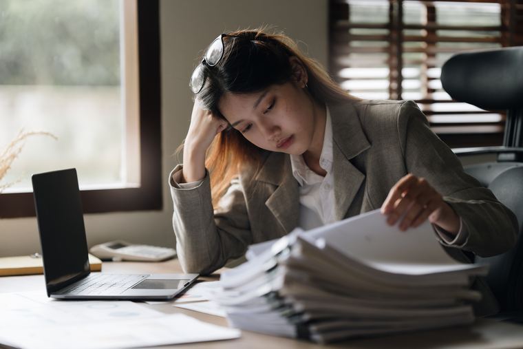 Dirigeante submergée par l'administratif
