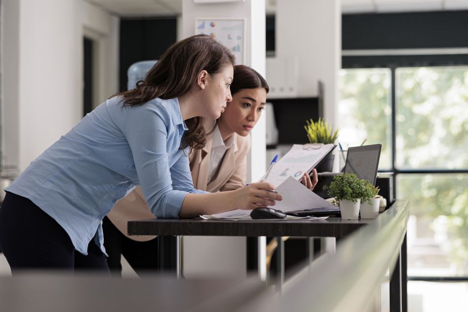 Petite équipe qui traite ses dossiers au bureau